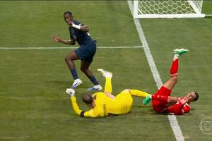 华体会官网-愿无大碍！穆西亚拉与多纳鲁马撞在一起，脚踝变形&amp;被担架抬走