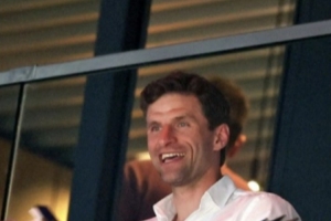 华体会官方网站-图片报：欧冠失利后穆勒周四观战拜仁男篮比赛，看起来心情不错