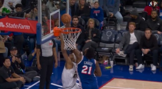 华体会官方入口-这也行？恩比德明显干扰球裁判没吹 好像还动手拉纳吉球衣了